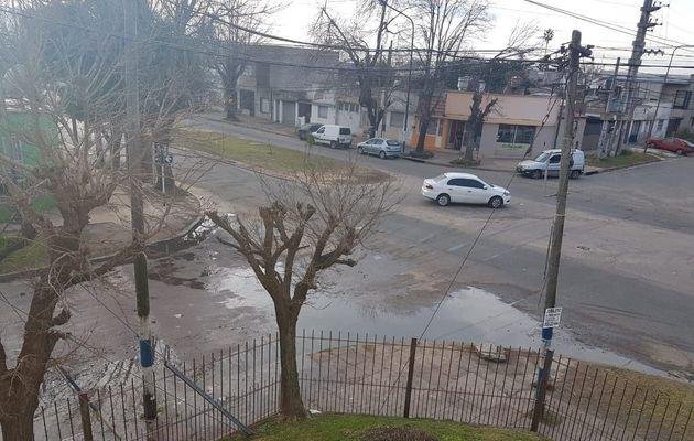 Desborde cloacal que inunda de olor un barrio