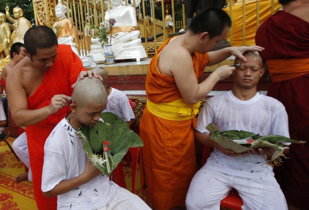 Los chicos de Tailandia serán ordenados monjes budistas