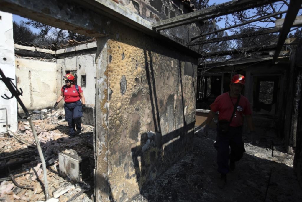 Desesperada búsqueda de desaparecidos tras los destructivos incendios en Grecia