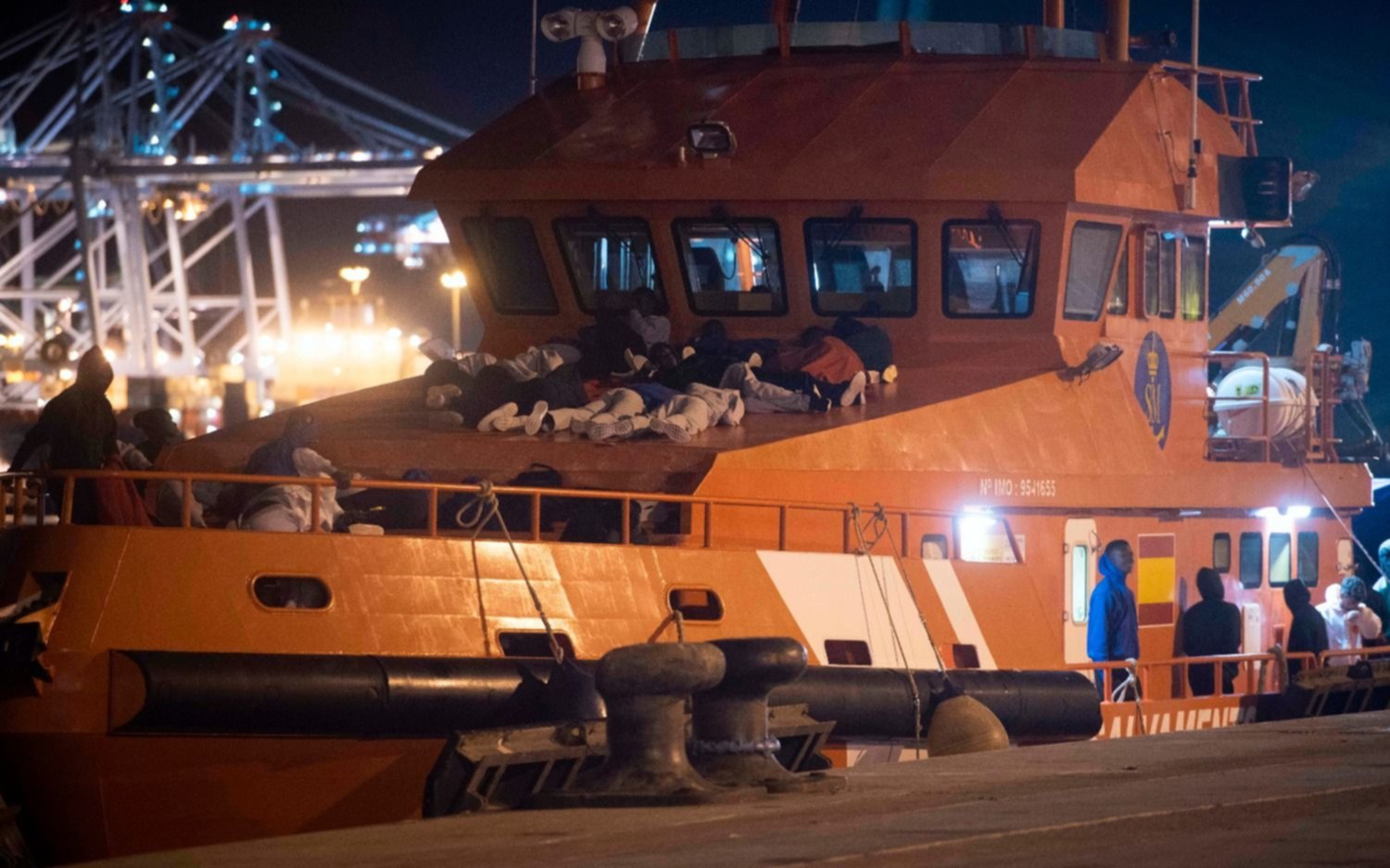 Inmigrantes tiran cal viva, piedras y hasta excremento a policías para entrar a España