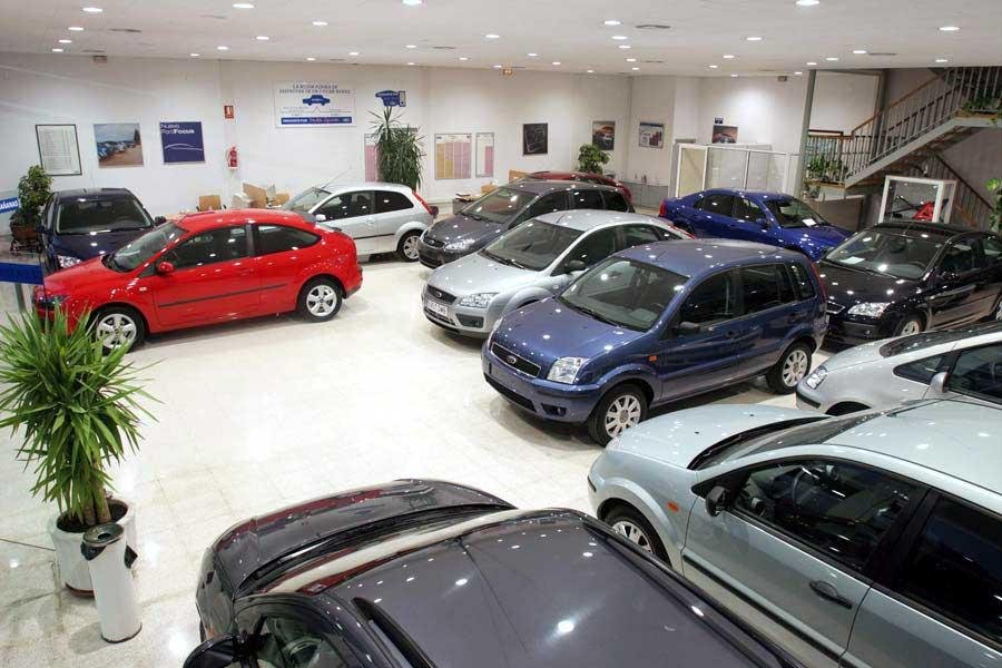 Por la suba de tasas y el alza del dólar también se derrumbaron las ventas financiadas de autos
