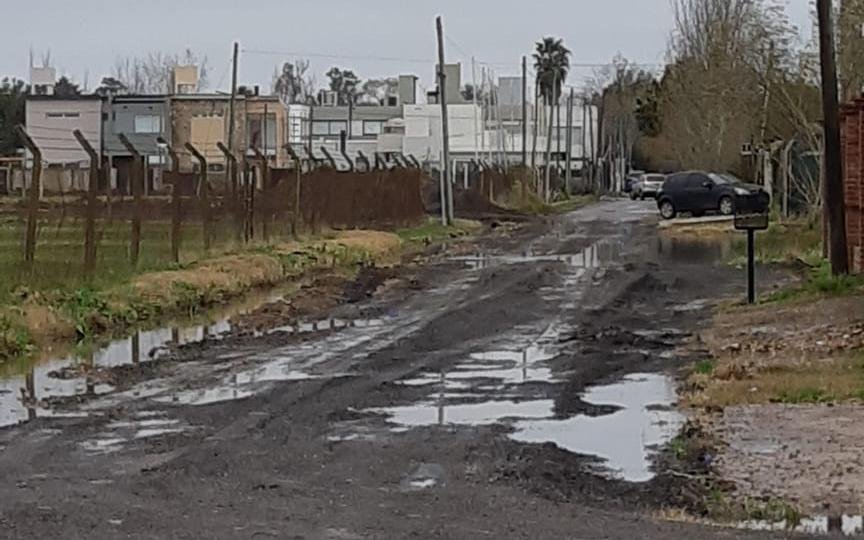 Una calle “fue arreglada”, pero no soportó la lluvia
