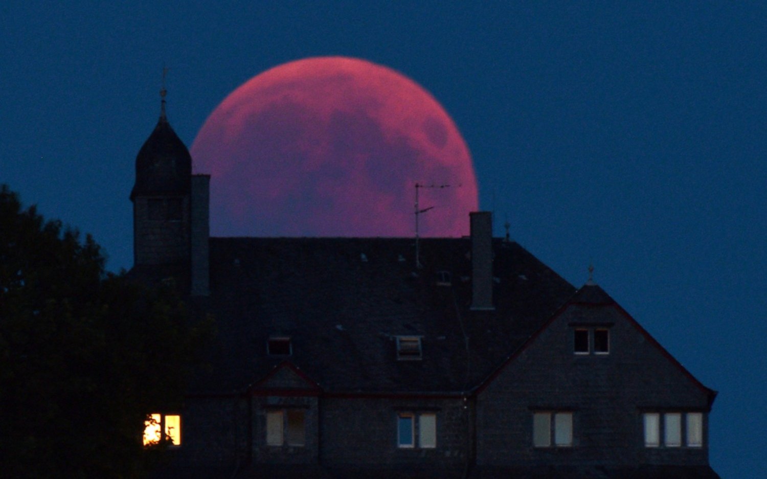 Lo que fascinó al Mundo: ¿Por qué la luna tomó un color rojizo?