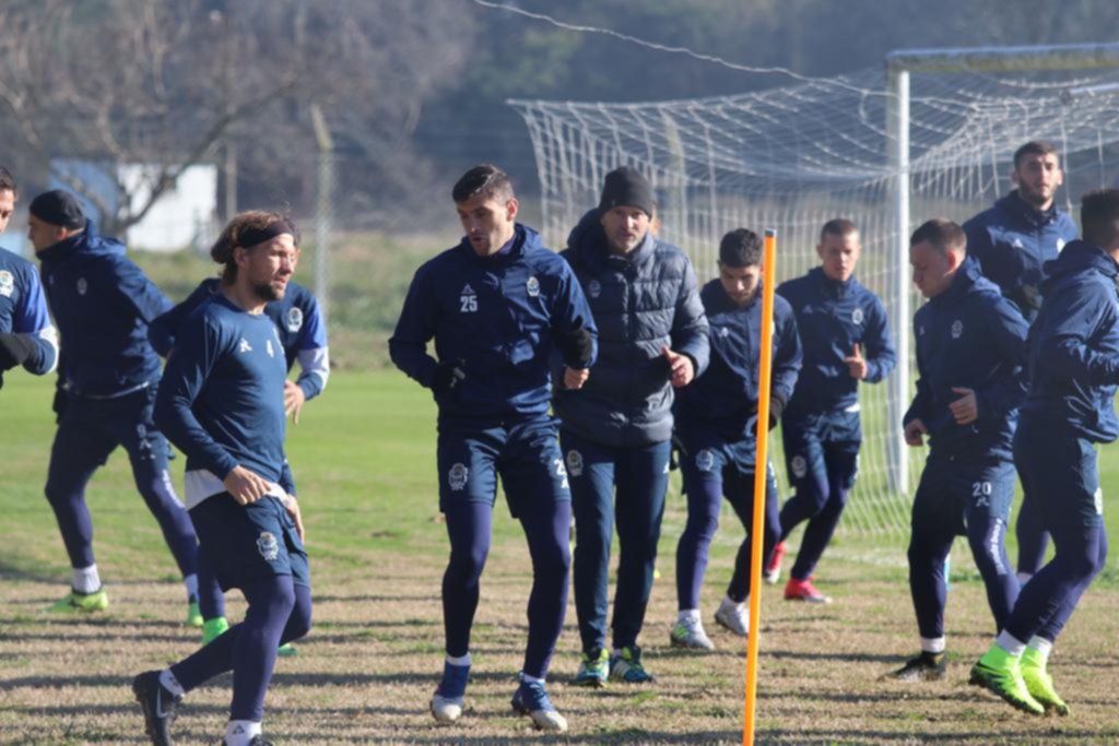 El Lobo práctico en el sintético y Troglio paró el once titular