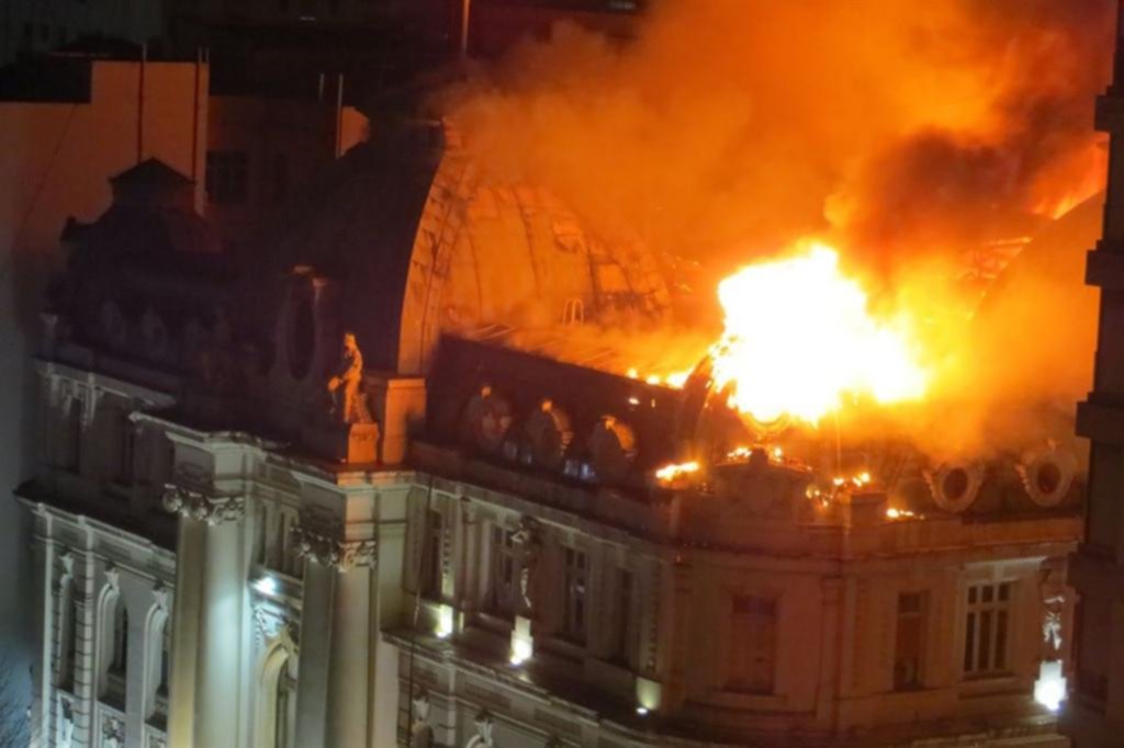 Devastador incendio en el Banco Nación de Bahía Blanca