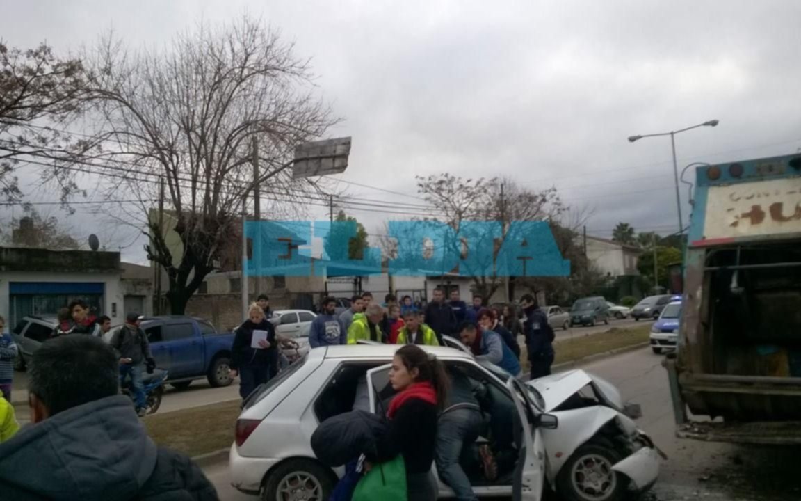 Tensión en San Carlos por un accidente entre un auto y un camión