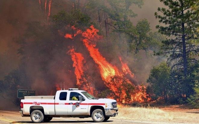  En California continúa sin control el impresionante incendio
