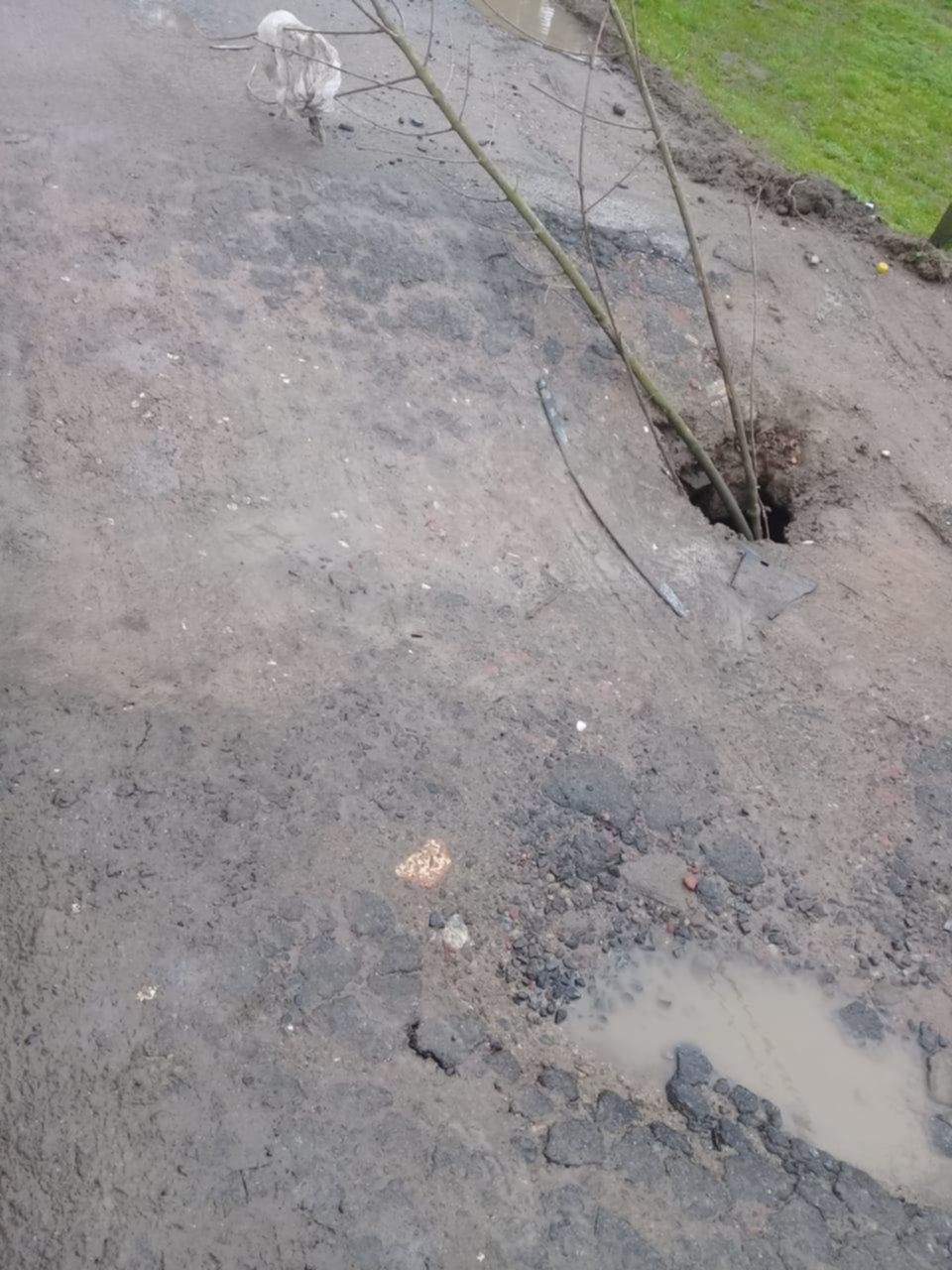 Queja por bache de 1 metro de profundidad en El Rincón