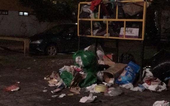 Desbordan los cestos de basura en Villa Elisa