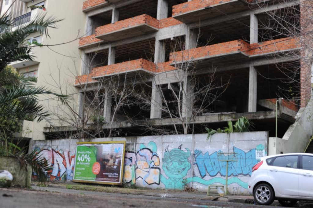 Subastarán un edificio que lleva cerca de una década abandonado