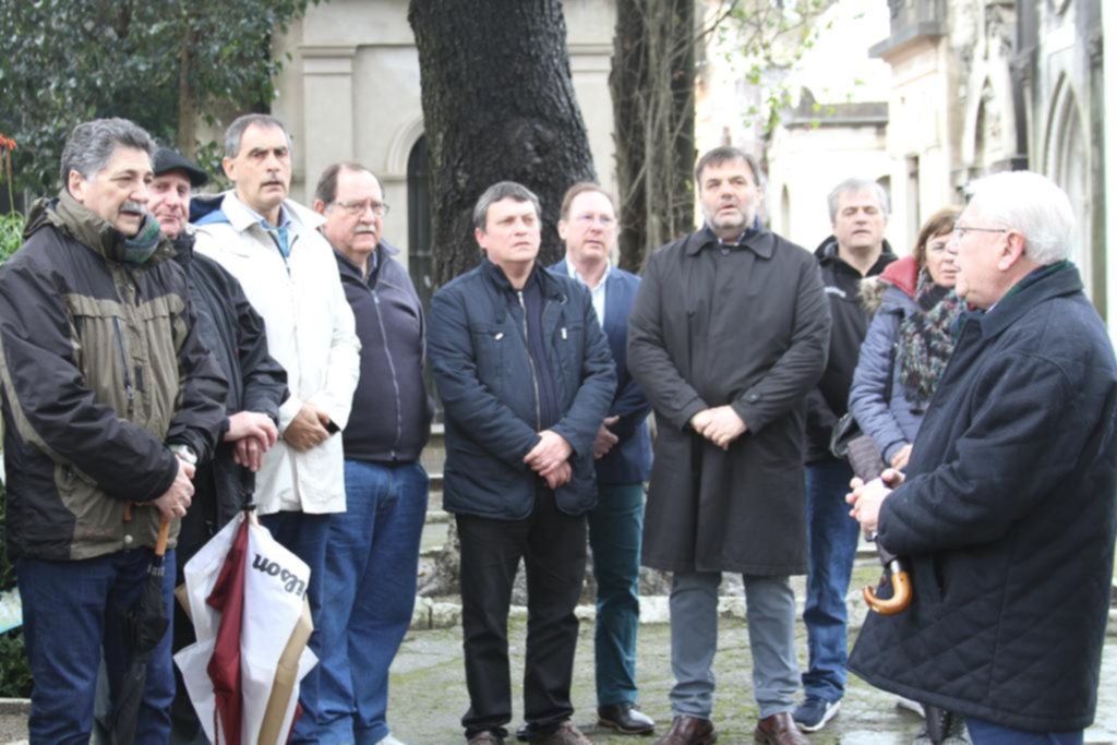 Homenaje a Ricardo Balbín en el cementerio local