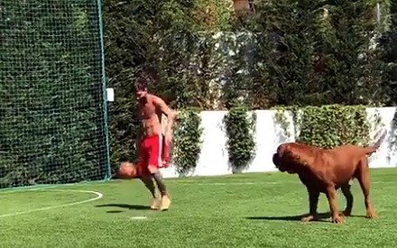 Messi, a pura gambeta contra su perro