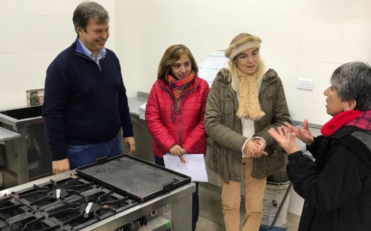 Cascallares recorrió obras en una escuela de Burzaco
