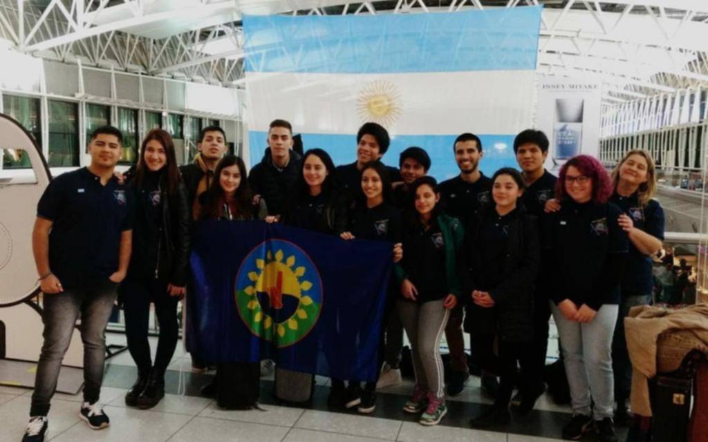 La Orquesta Escuela de Berisso partió rumbo a Perú con un sueño que vuela bien alto