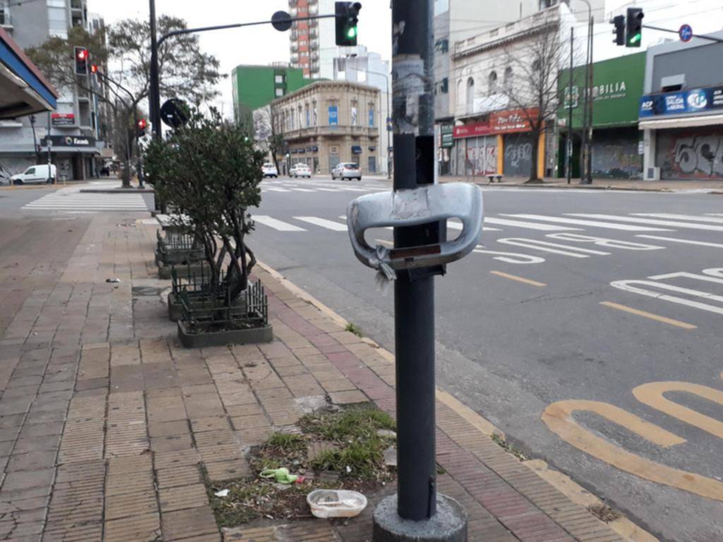 Sólo quedó una mínima parte de un cesto de basura