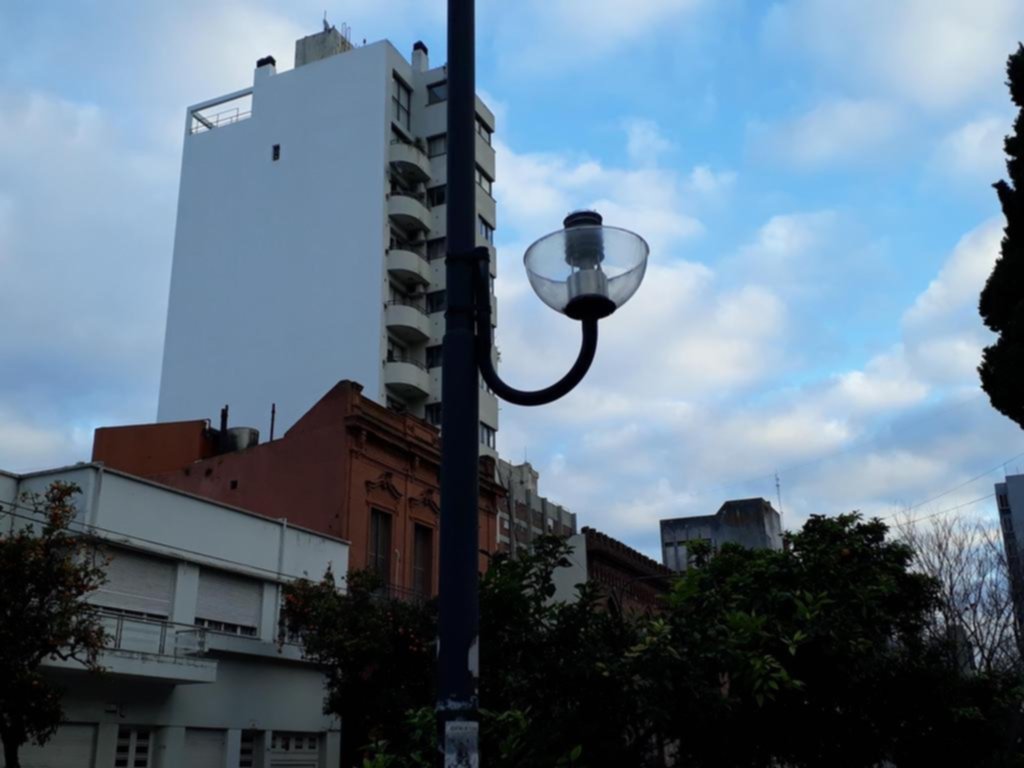 Farolas destruidas en la cuadra de 47 entre 4 y 5