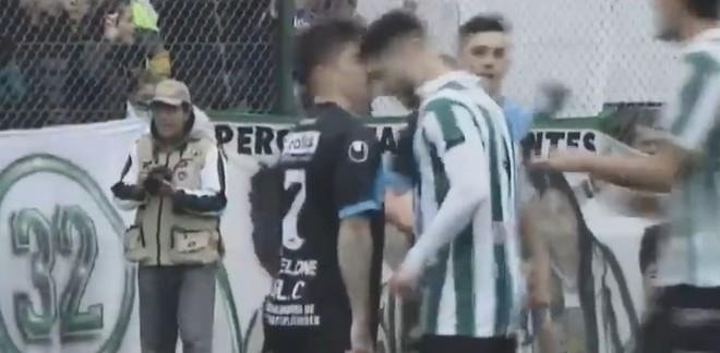 Polémico arbitraje de Benítez: amonestó al jugador agredido
