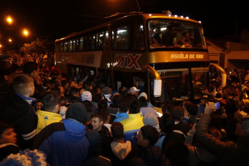 La fiesta continuó hasta la noche en Berisso, en donde los hinchas recibieron al plantel