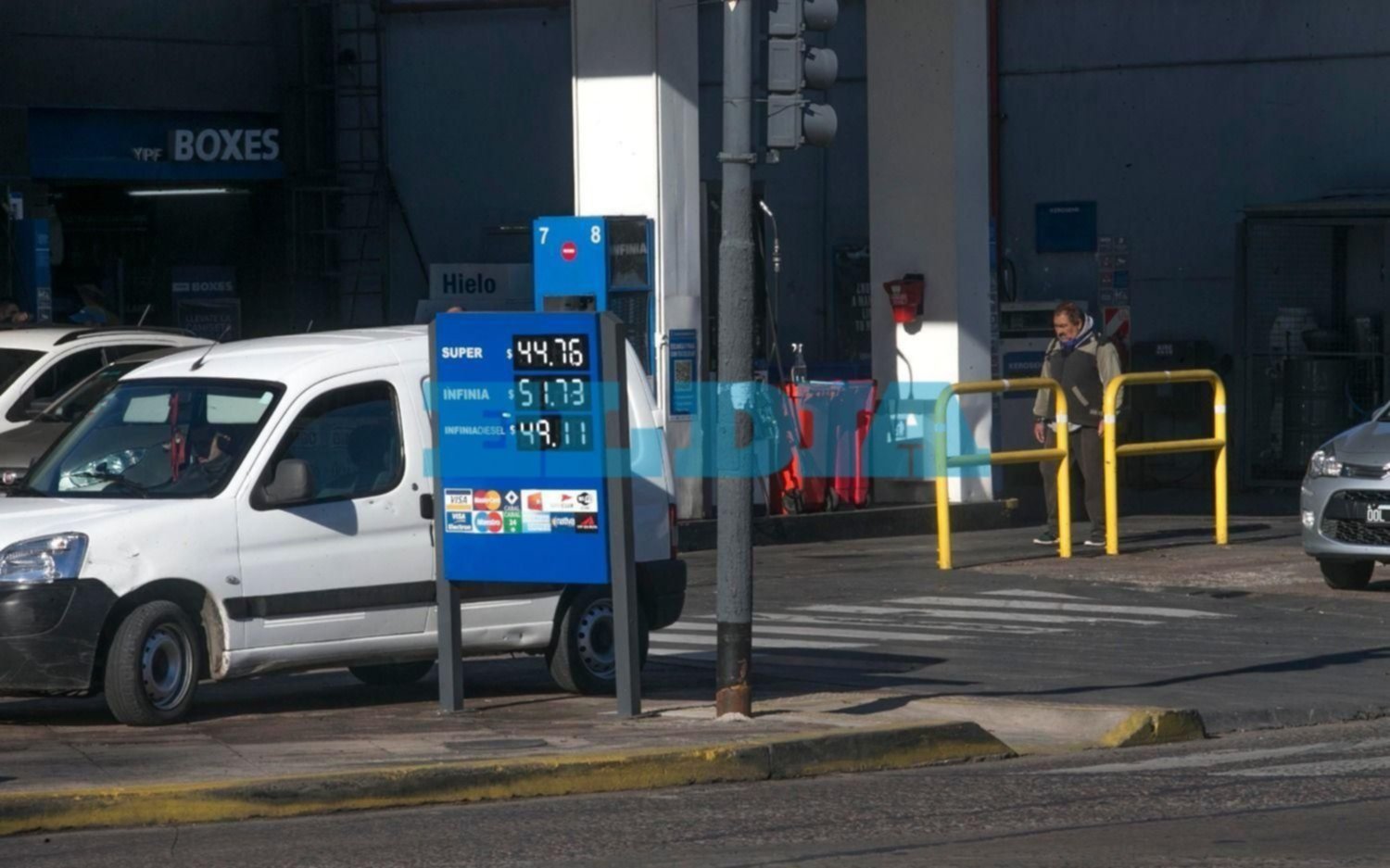 Shell y otras companías también se suman desde esta medianoche al incremento de combustibles que ya aplicó YPF