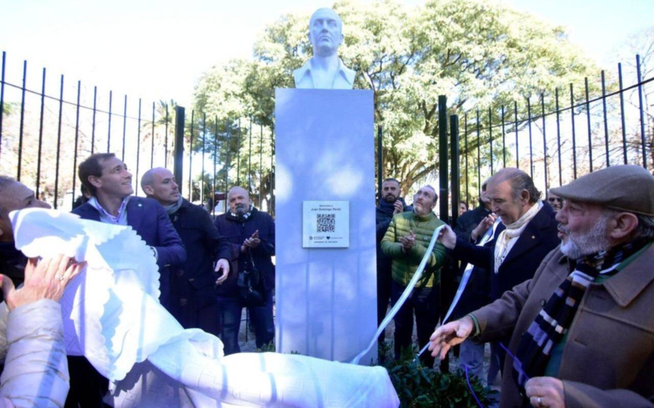 Con militantes peronistas, Garro inauguró un busto de Perón proscrito por la dictadura 