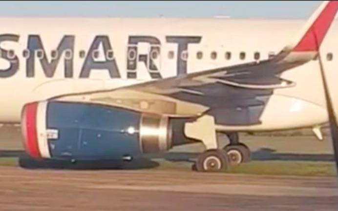 ¡Despiste! un avión se encajó en el barro en el aeropuerto de El Palomar