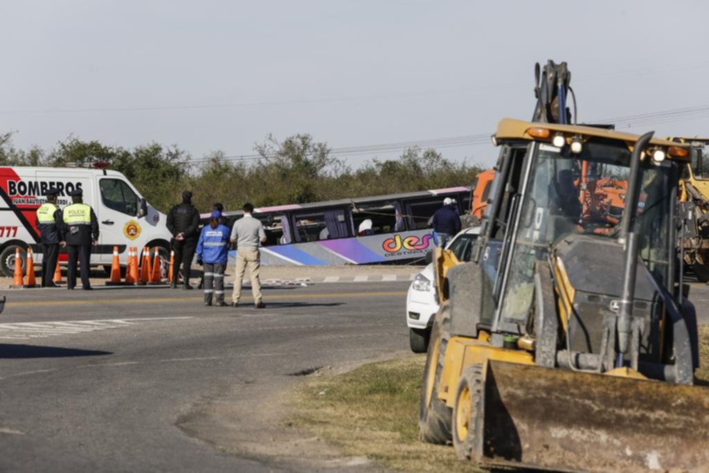 Trágico viaje de jubilados: 15 muertos y 44 heridos al volcar el micro que los llevaba