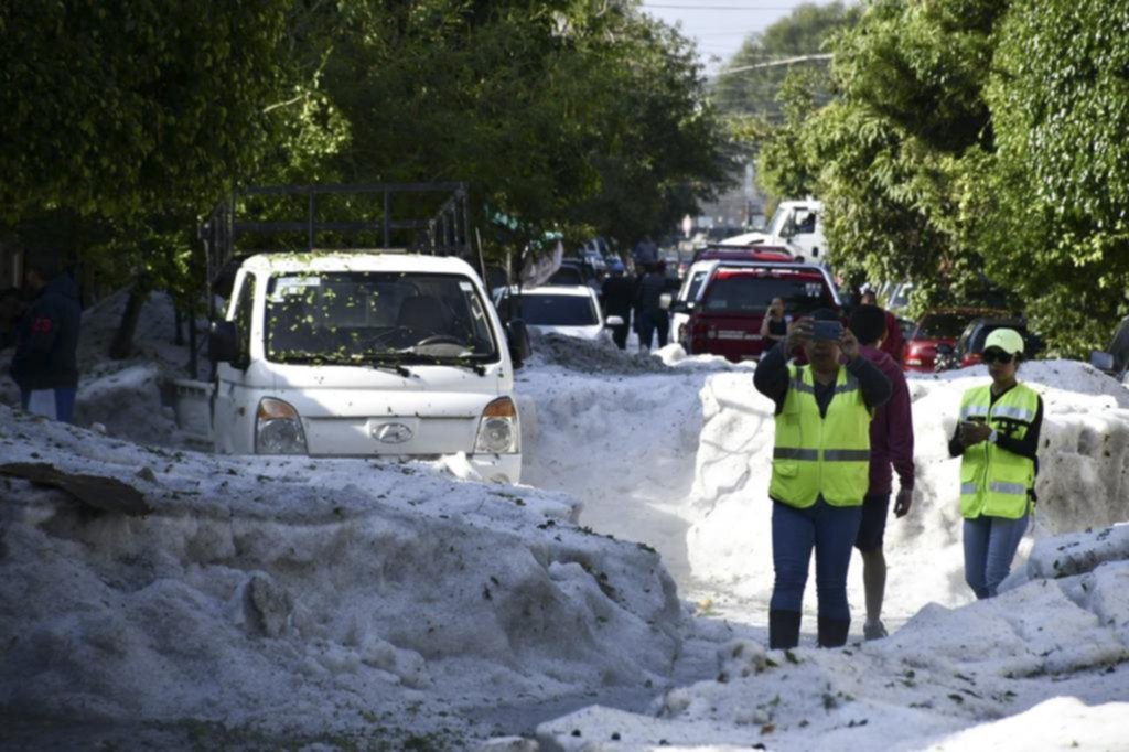 En pleno verano, una tormenta de granizo enterró autos en Guadalajara