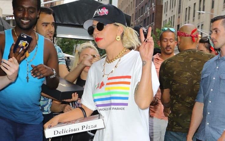 Lady Gaga reapareció en la Marcha del Orgullo Gay entre rumores de embarazo