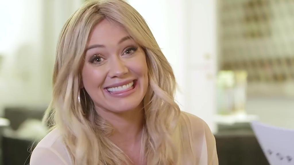 El novio de Hillary Duff se mandó una y se disculpó con... un pene de goma