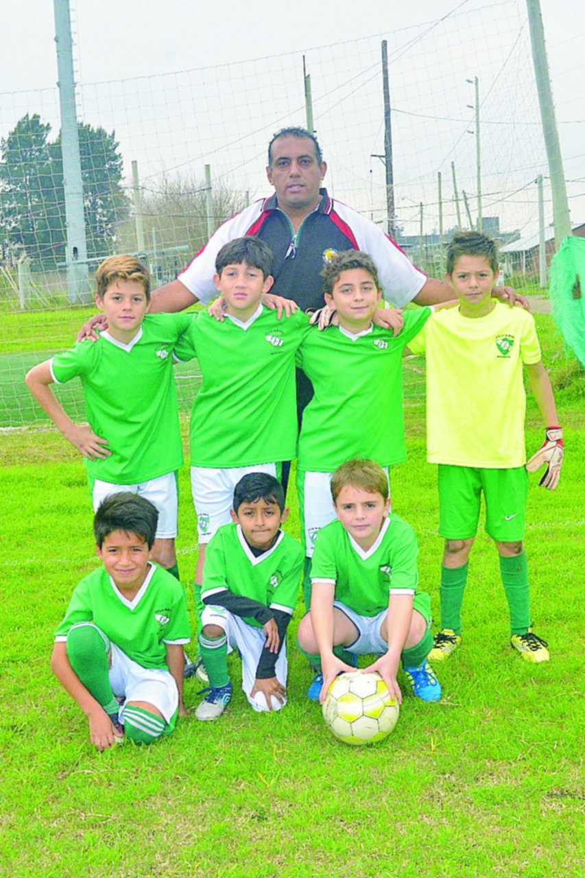 Villa Albino se divierte dentro de la cancha