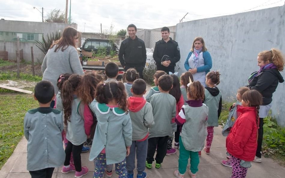 Internos del SPB donan más de cien plantas a jardín de infantes platense