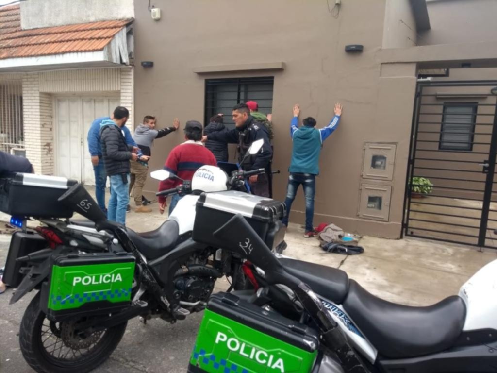Arrestados con municiones y un arma blanca tumbera