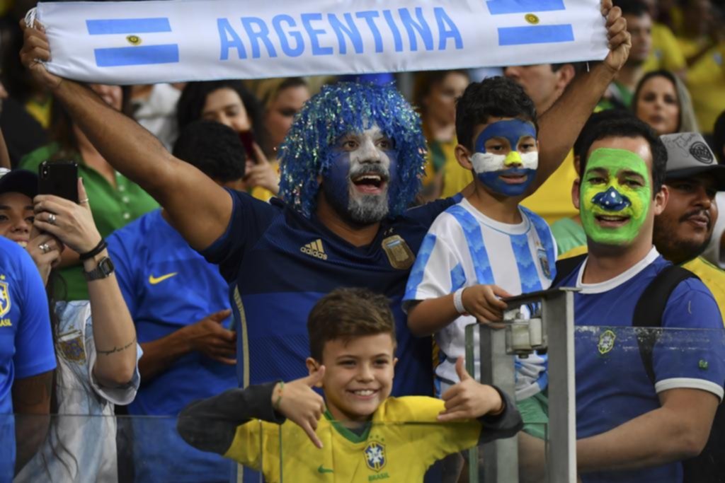 La fiesta comenzó afuera del estadio y continuó en las tribunas del Mineirao