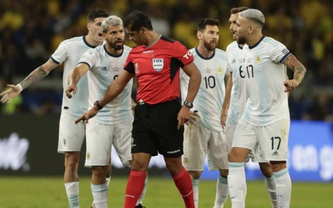 El Kun Agüero se agregó a la polémica: "El VAR funcionó bien...hasta hoy"