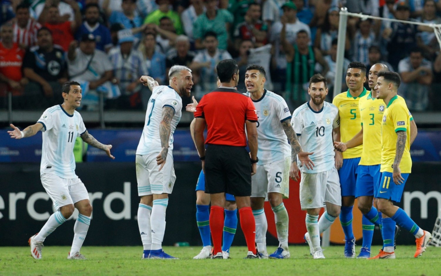 La toma que muestra el claro penal contra el Kun en la previa al segundo de Brasil