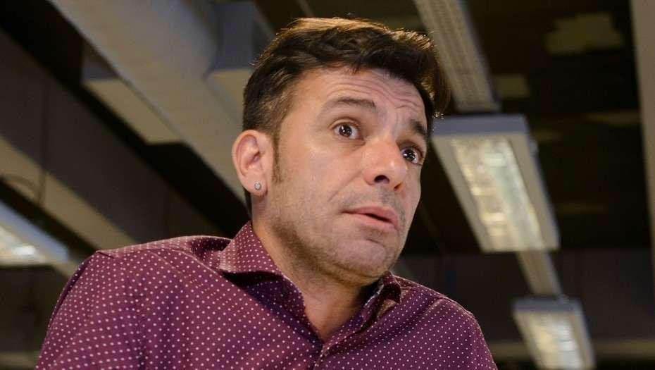 Bossi se ve siendo padre junto a una amiga