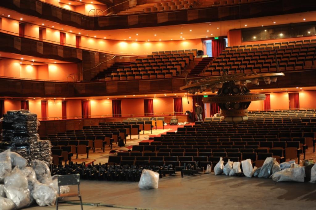Entre controversias y reclamos, el Teatro Argentino ya lleva más de 2 años “en obra”
