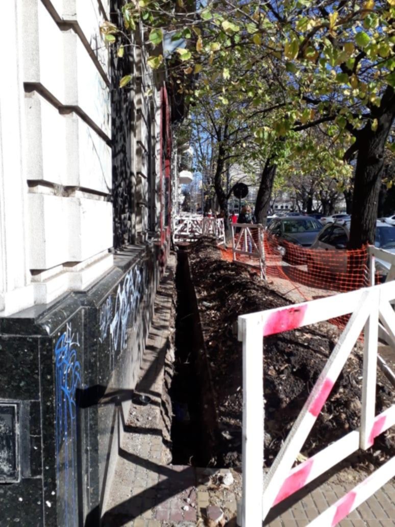 Rompieron la vereda por una obra y no regresaron más