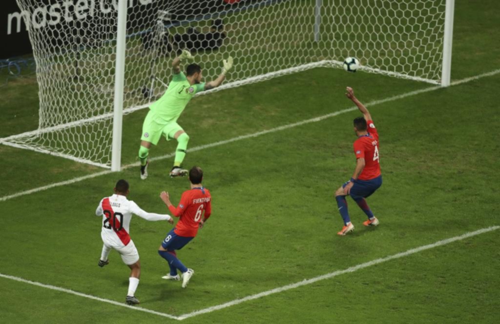 Perú le ganó 3-0 a Chile y jugará la final contra Brasil