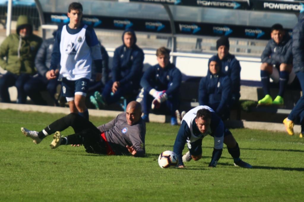 Al Tanque Silva no le perdonaron su salida de Gimnasia y se cruzó feo con hinchas y un dirigente