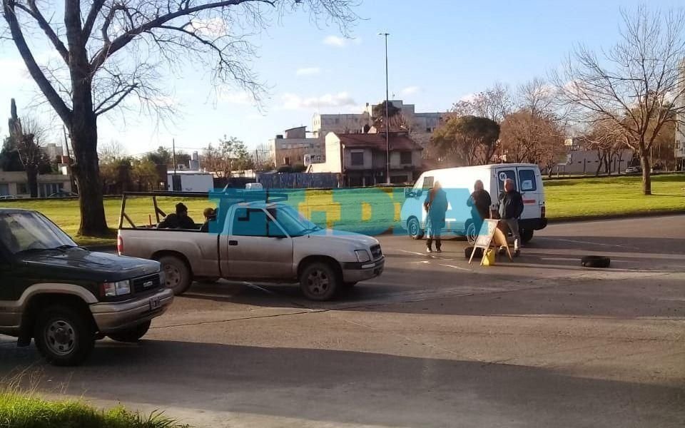 Vecinos cortaron una calle en la zona del Cementerio por un extenso corte de luz