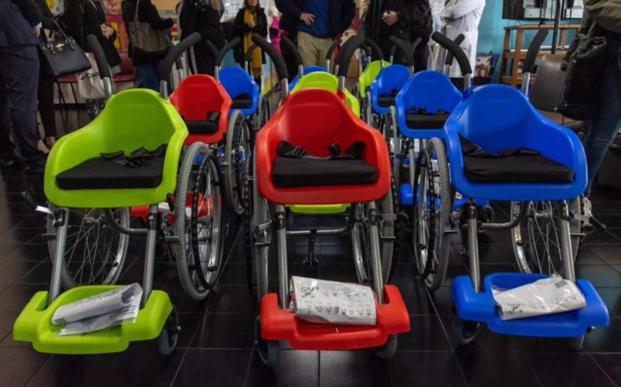 La comuna recibió sillas de ruedas de diseño especial
