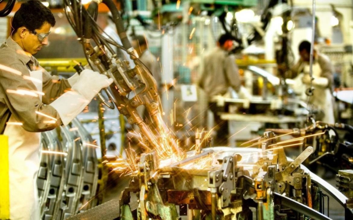 La industria y la construcción volvieron a caer en mayo, pero repuntaron respecto a abril