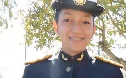 Investigan si obligaban a bañarse con agua fría a una cadete policial que murió de neumonía