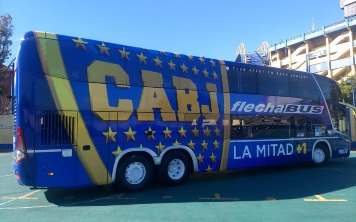 Tras los piedrazos camino al Monumental, Boca blindó el micro que transporta al plantel