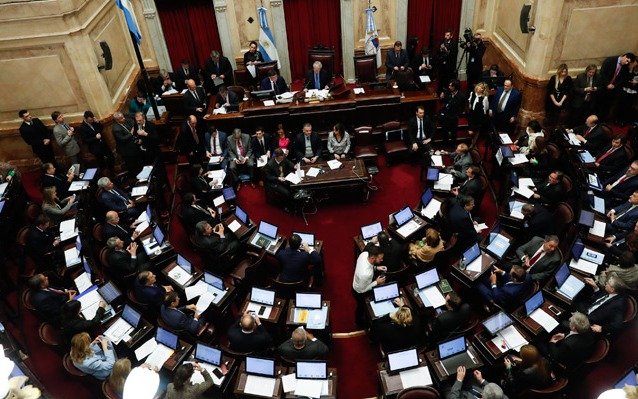 Eliminan la posibilidad de canjear por dinero los pasajes aéreos o terrestres de senadores