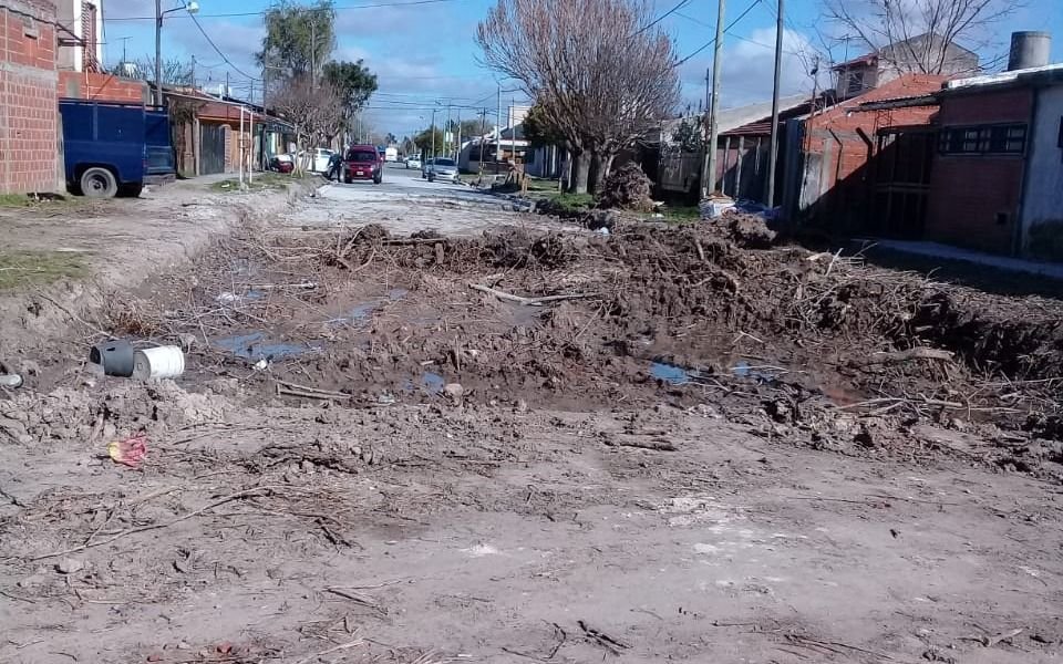 Una calle quedó a medio asfaltar en Berisso