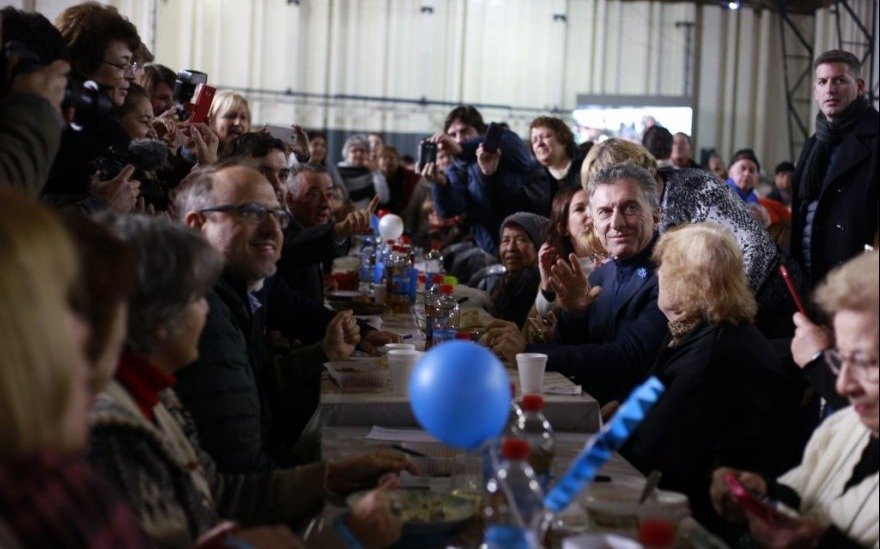 Macri compartió una "lentejeada" con jubilados en el partido de Tres de Febrero