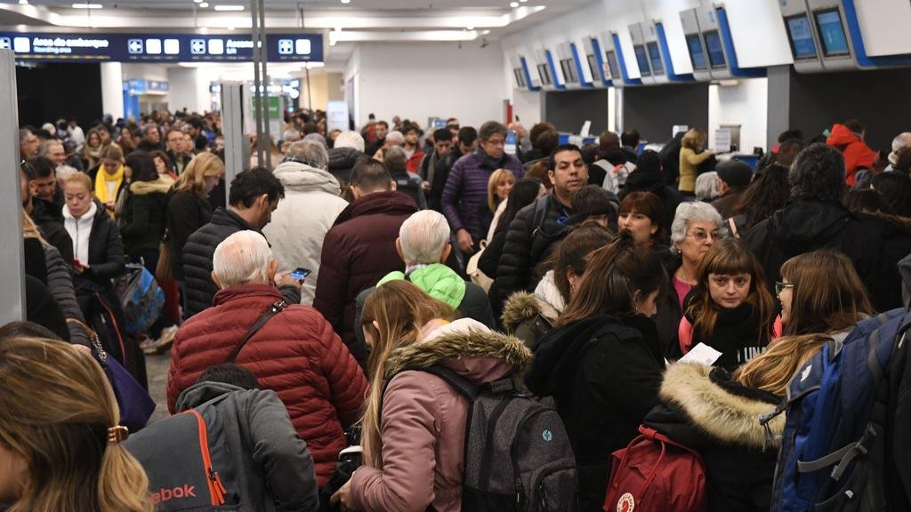 Sin vuelos en el inicio del “finde” largo por un sorpresivo paro de pilotos