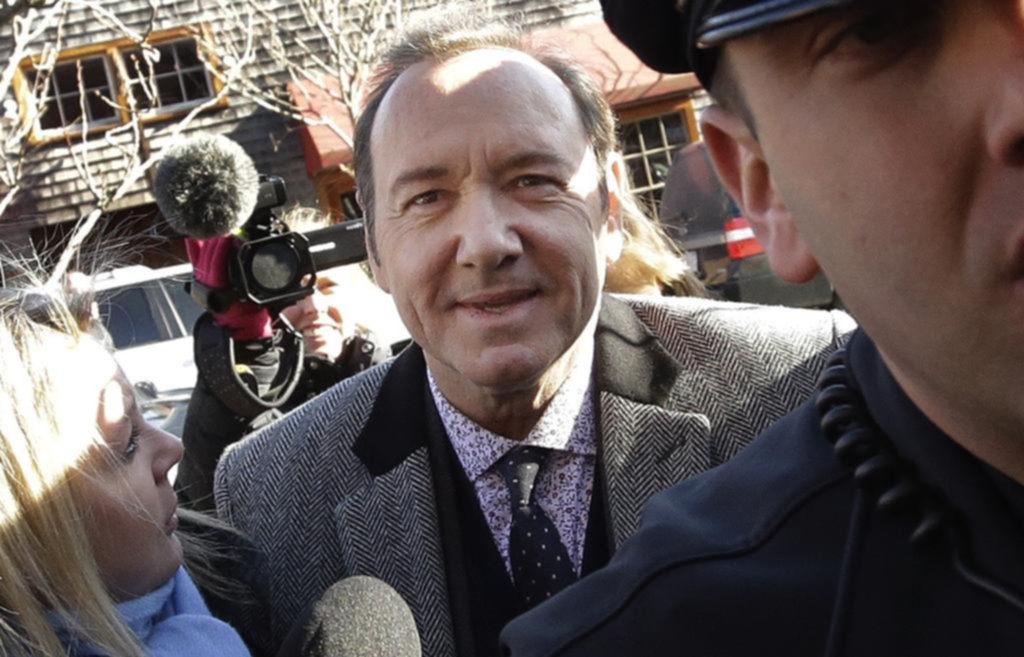 Un respiro para Spacey: el joven que lo acusa de manoseo retiró la demanda civil